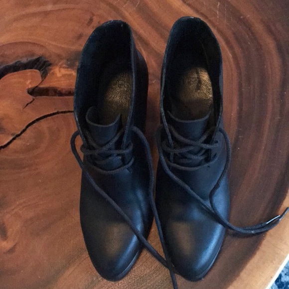Size 8 ugg leather women’s heeled bootie - Picture 2 of 6
